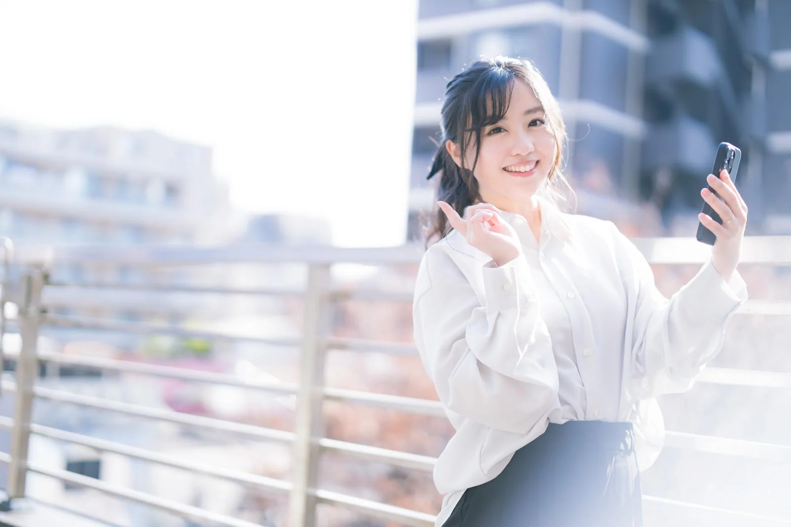 スマホ持った人